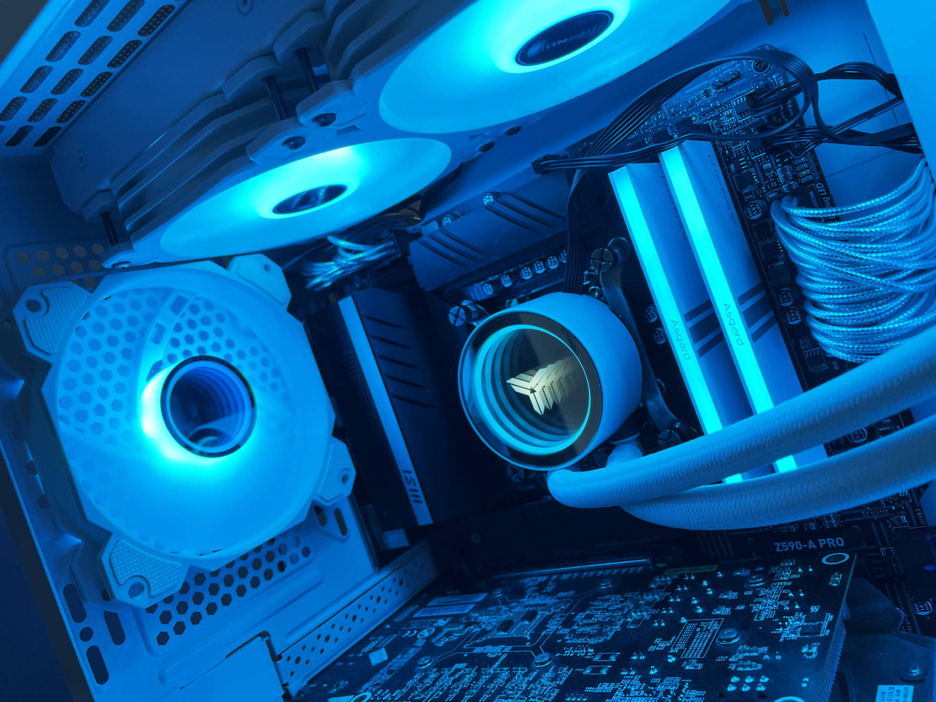 圣洁白机箱怎能缺少白内存？阿斯加特女武神指明方向