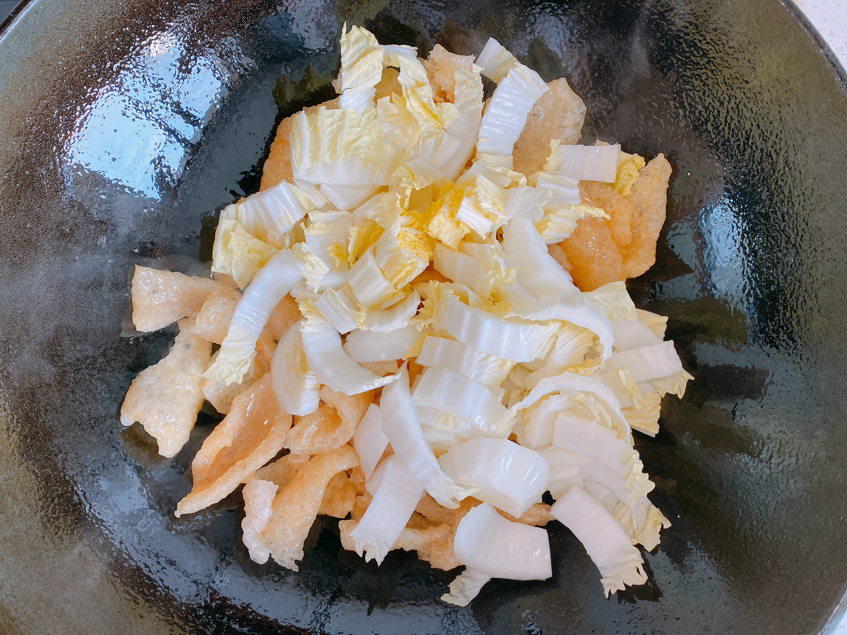 猪皮这样做太香了，加点白菜，吸饱汤汁咸香入味，爽滑劲道超下饭