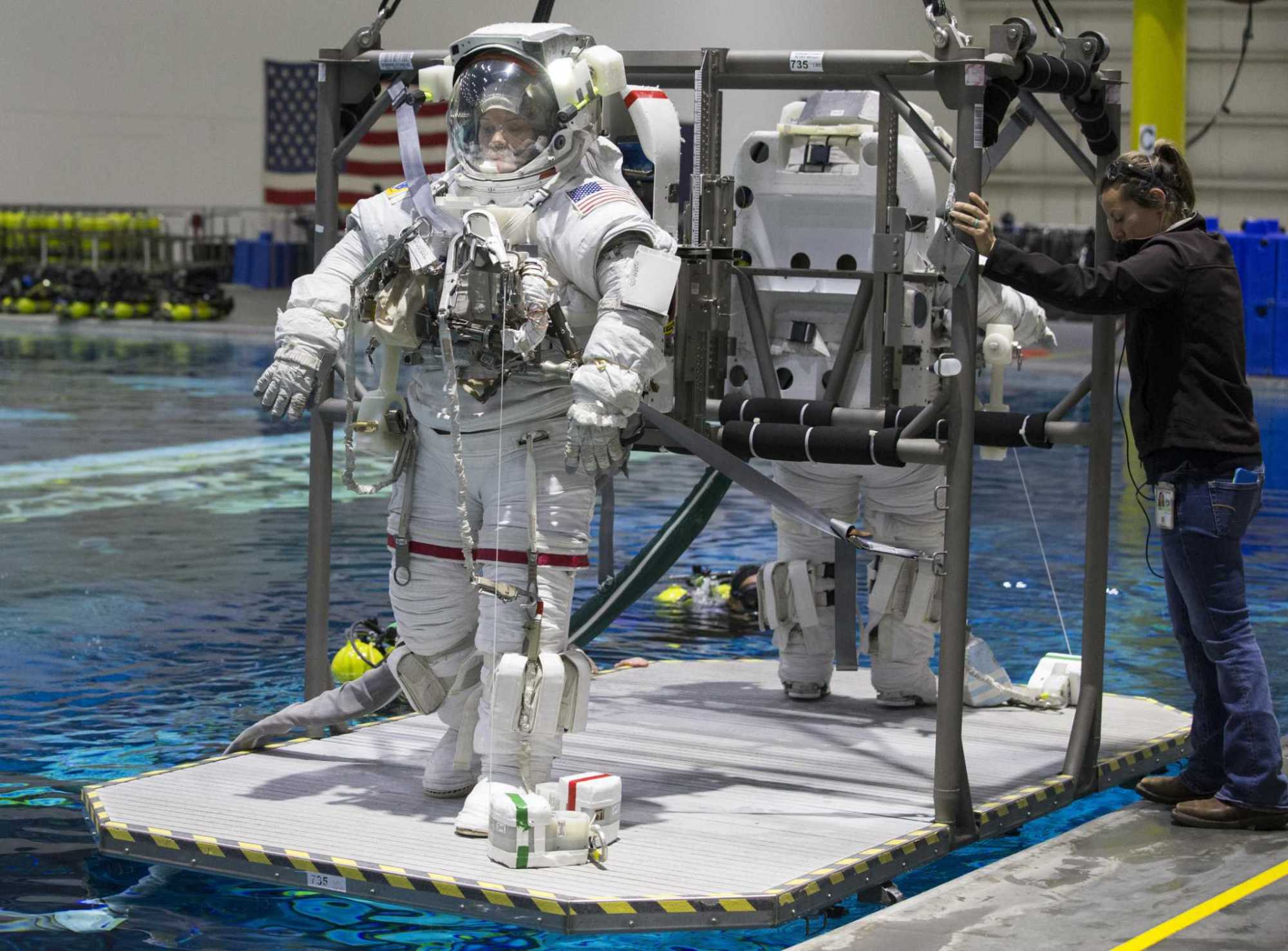 如何才能成为一名宇航员?超重力,旋转和水下训练,你能承受吗?