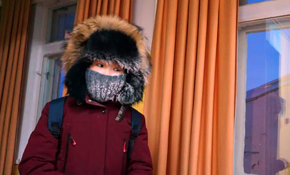 世界最冷学校零下40℃，孩子穿2件羽绒服上学，还让你娃赖床吗