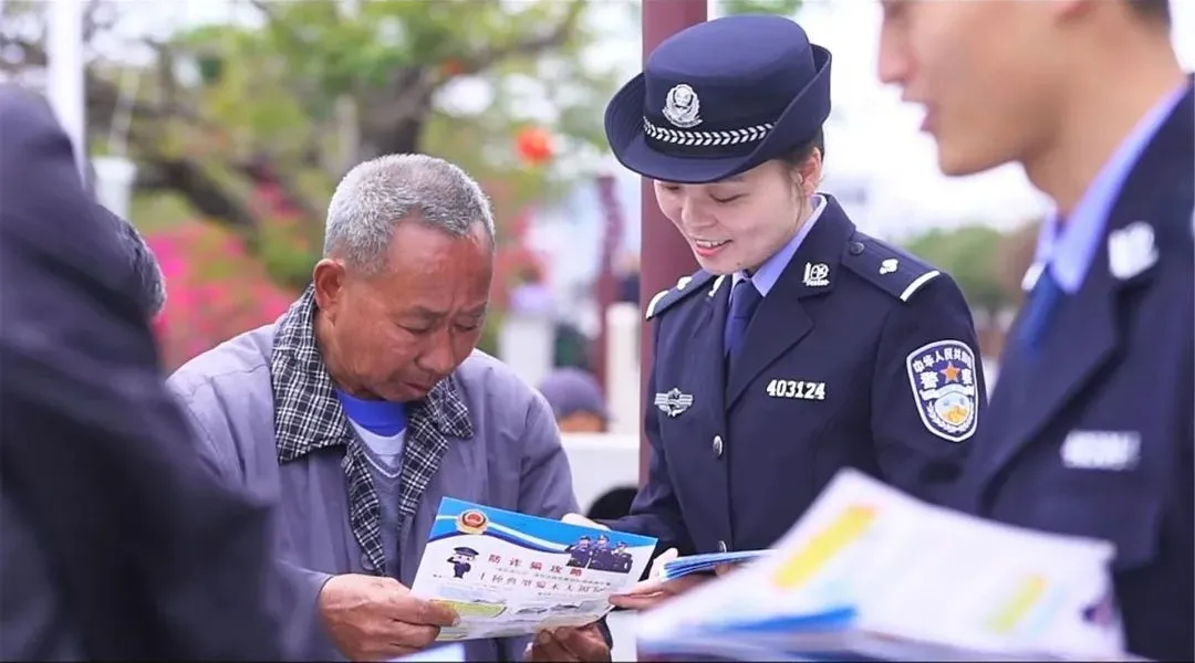 都是“警察”，为什么用英语说 police officer 比 policeman 好？