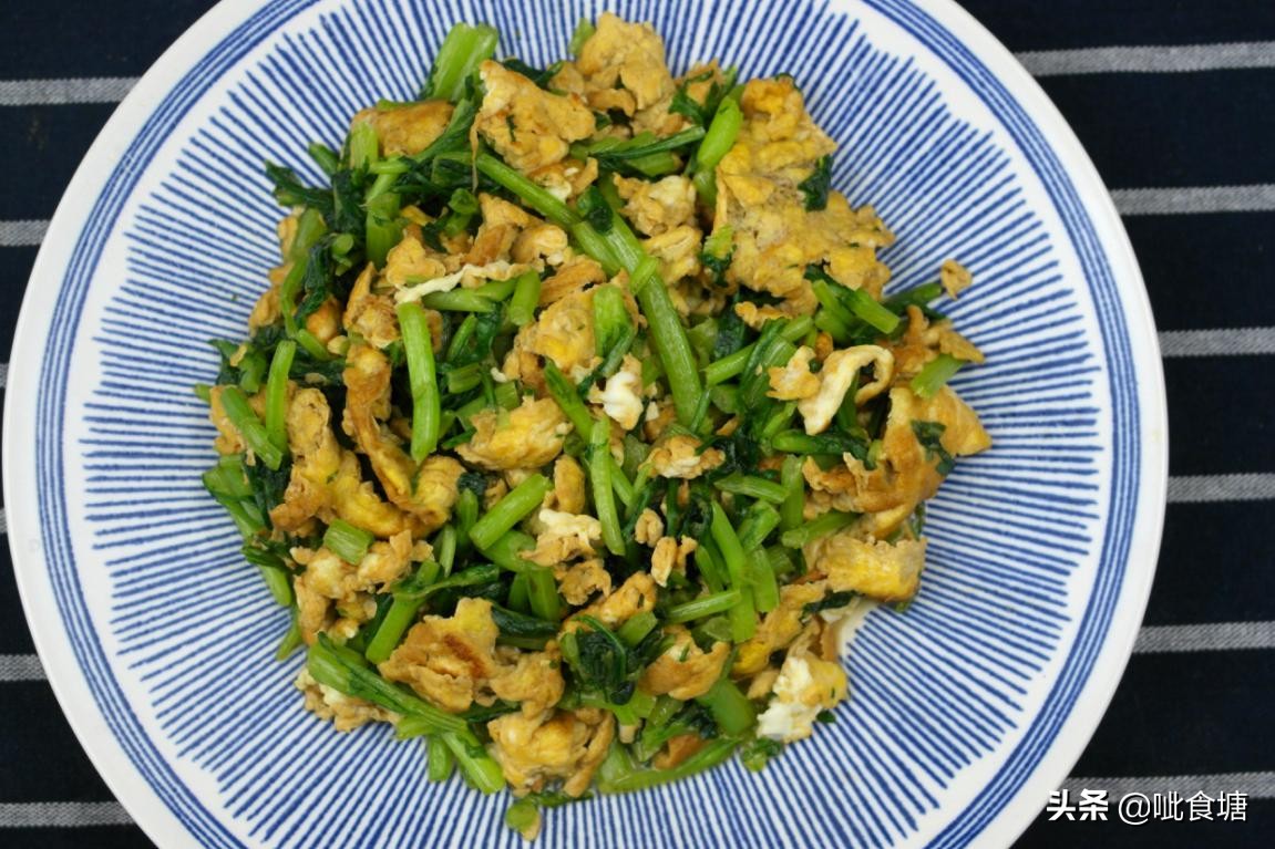 鸡蛋新吃饭，和茼蒿炒一起好吃又润肠，冬天要多吃，做法简单