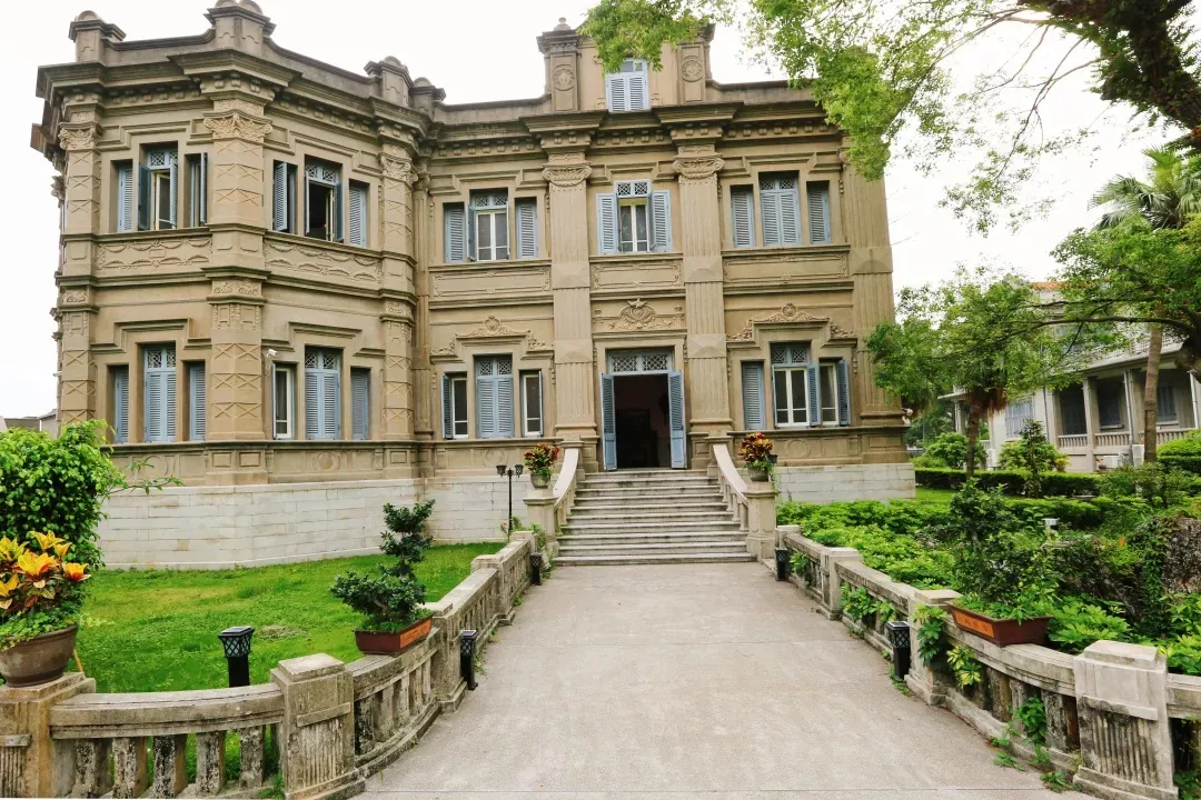 黄家花园分为北,中,南三座住宅,其中尤以主体建筑中楼最为骄人.