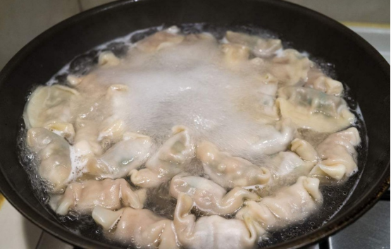 如何煮饺子，冷水下锅还是热水？