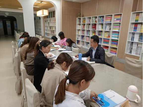 成都市双流区协和实验小学龚启成工作室开展教师听评课教研活动