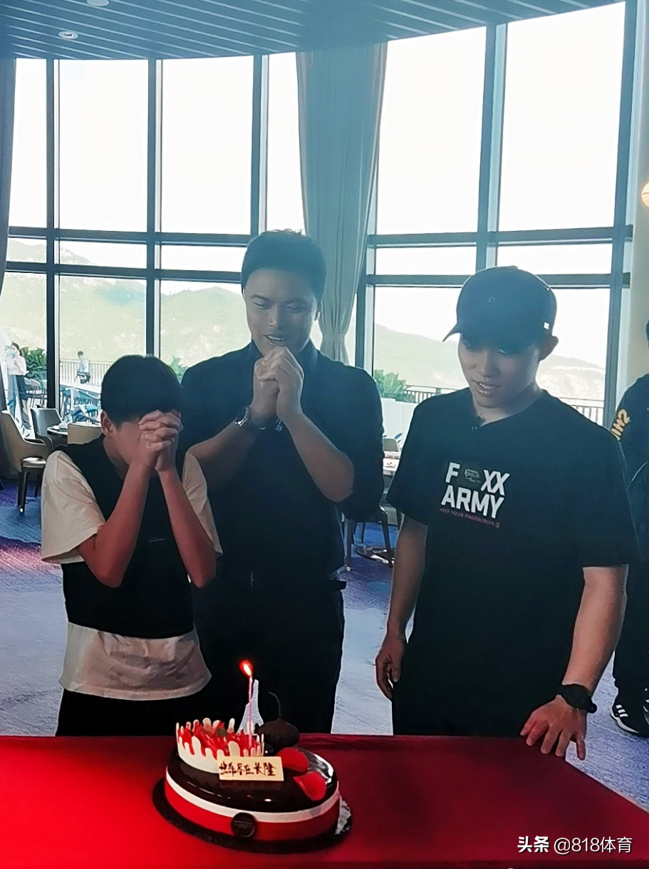 笑不活了!全红婵谢思埸为广东名嘴庆生,红姐双手合十虔诚闭眼许愿