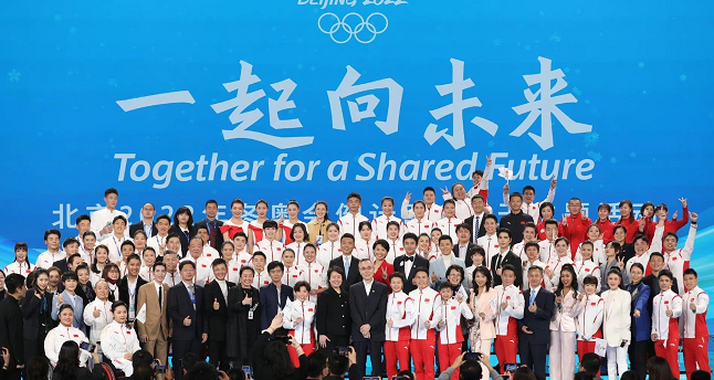 全紅嬋首度獻唱！揮舞北京冬奧會旗幟，冠軍級表演萬眾矚目