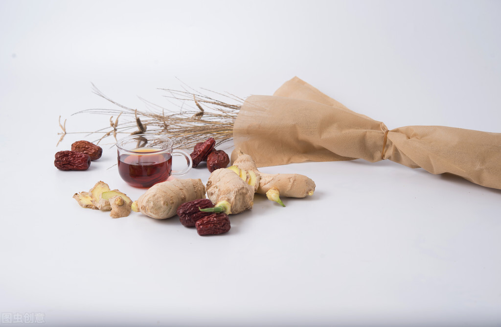 姜枣茶配合中药汤剂治疗慢阻肺，解表散寒、补中益气、养血安神