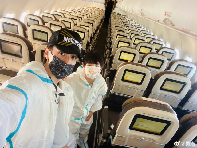 吴尊带全家来中国，晒全家福超温馨，俩孩子表白中国想去迪士尼玩