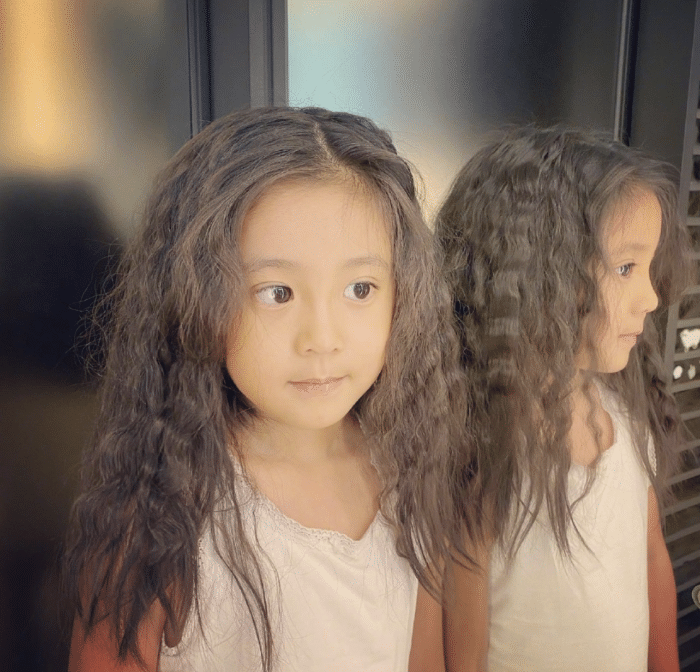 咘咘凌晨五点多起床做功课，戴着眼镜超专注，贾静雯却反而不适应