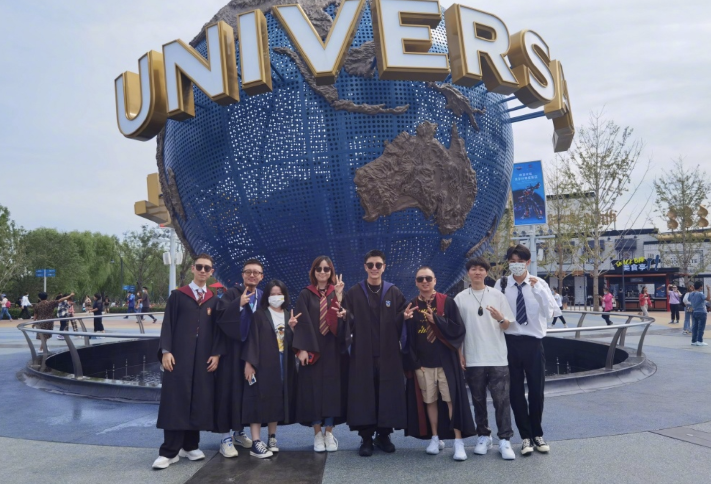 李小璐带女儿打卡环球影城，母女俩同步秀高抬腿，同款发型像姐妹