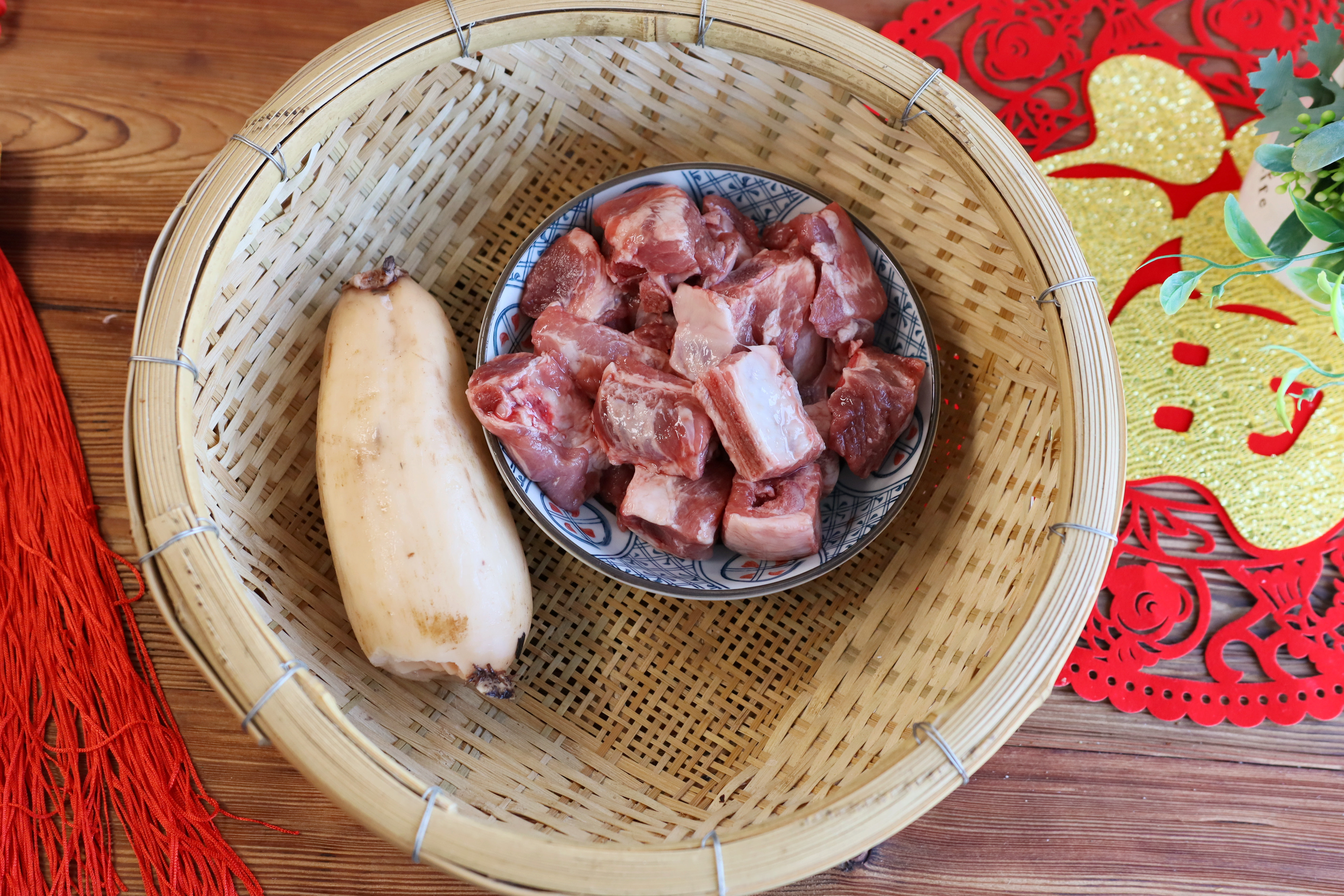煲汤炖排骨，调味料不能乱用，只用一味料就行，肉味足汤鲜美
