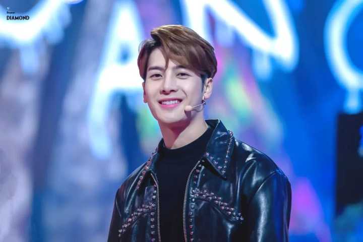 王嘉尔"奔跑中"尽显暖男气质,知道这三个标准,你也能成为暖男