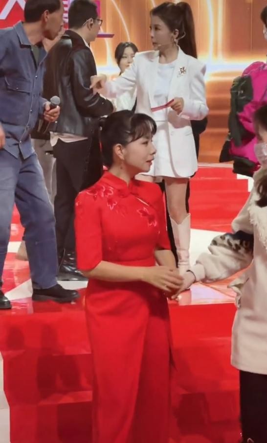 星光大道幕后曝光：朱迅被人拉住热聊，刘大成扶着杨光下台很绅士