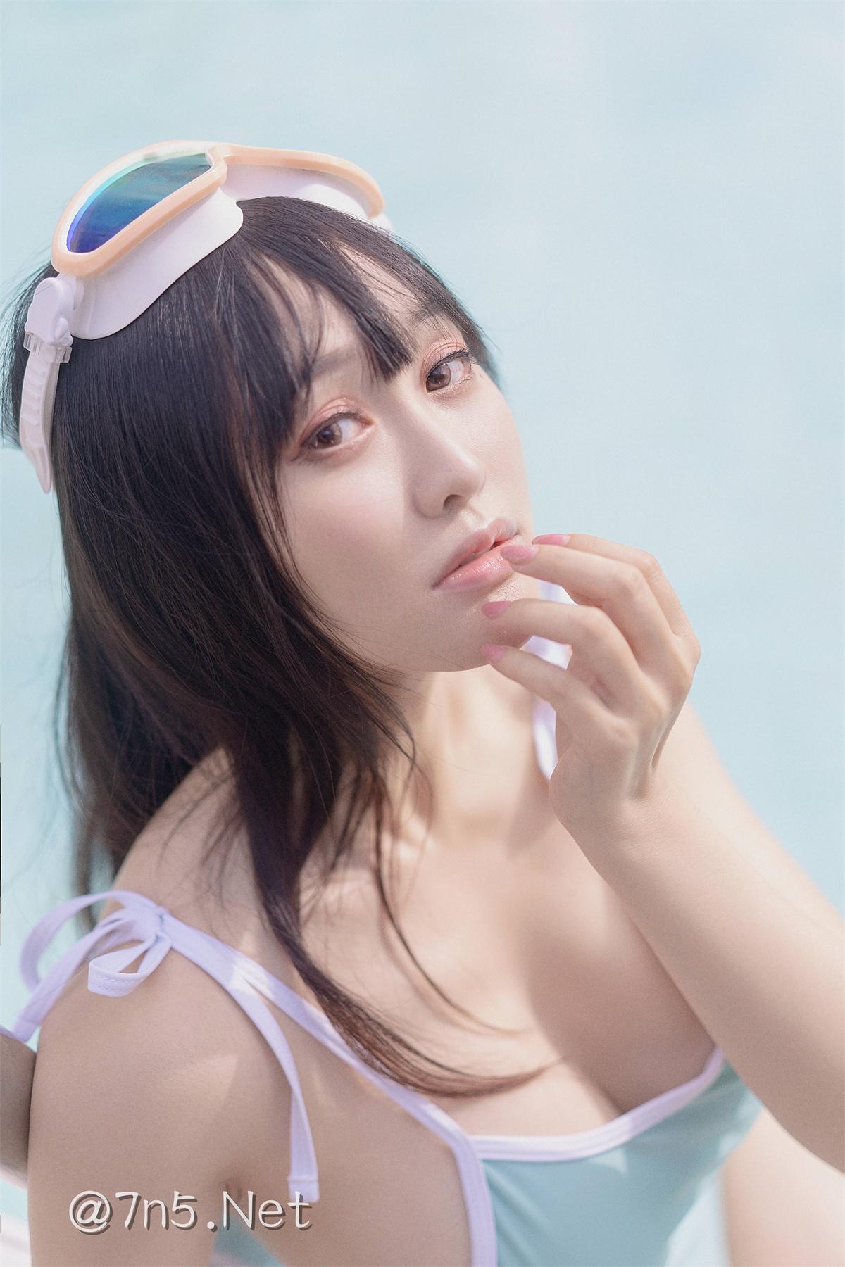 网络红人@脱尾巴Mizuki - 泳池比基尼[40P-1V/703MB]