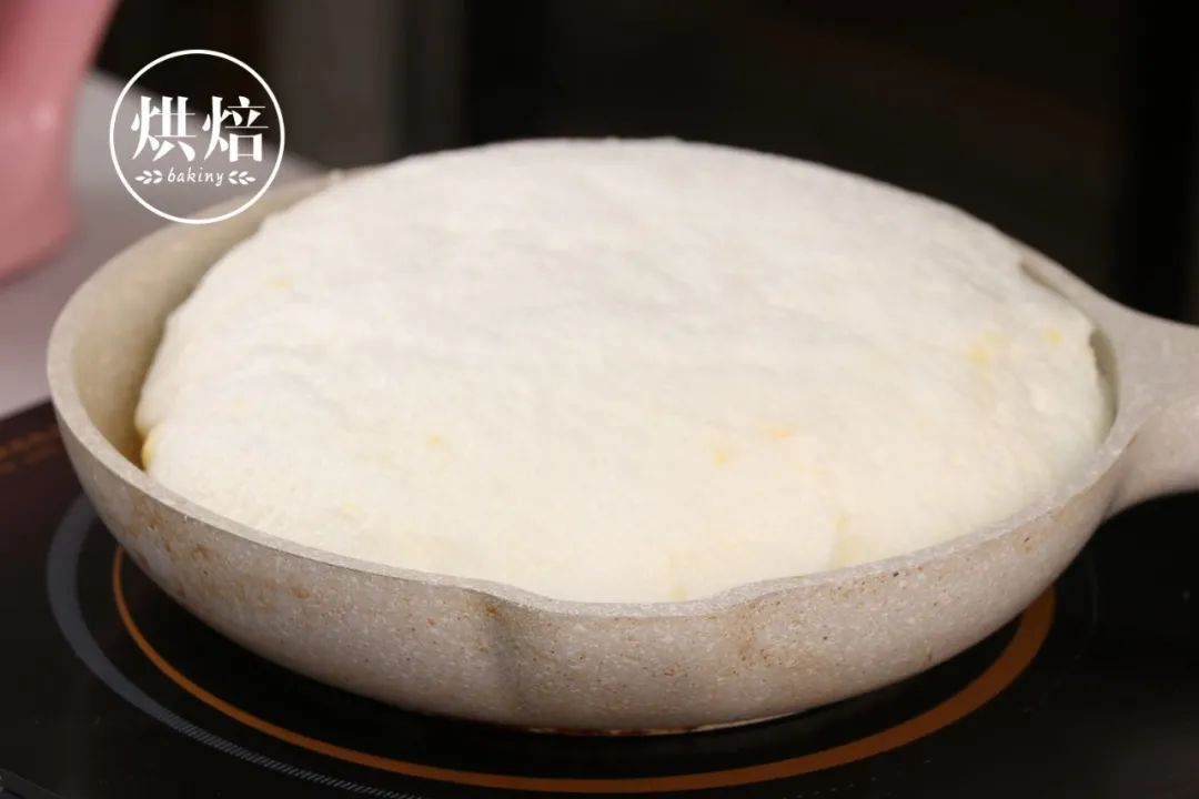 用平底锅煎了个蛋糕 播放量一不小心上了千万 软软呼呼像云朵