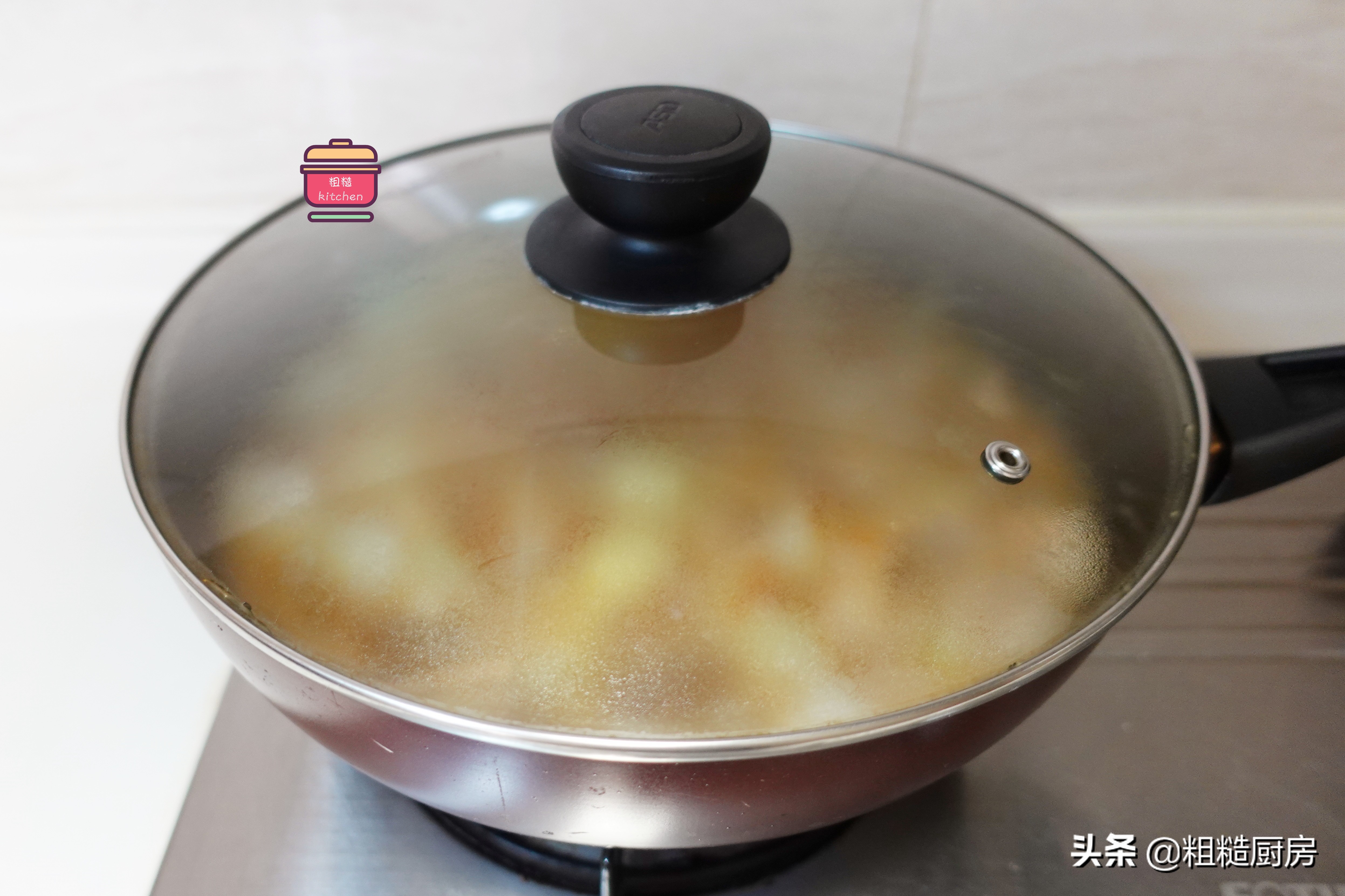 买牛肉时，60岁阿姨专挑牛筋买，胶质丰富营养高，难怪看着不显老