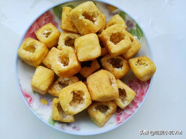 豆腐泡两种新吃法，不煎不炸、蒸10分钟就出锅，好吃不腻孩子最爱