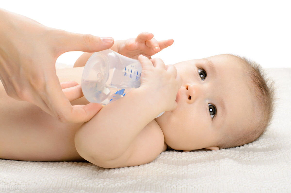 6个月内的试管宝宝需要喝水吗？新手父母如何判断、有哪些注意事项