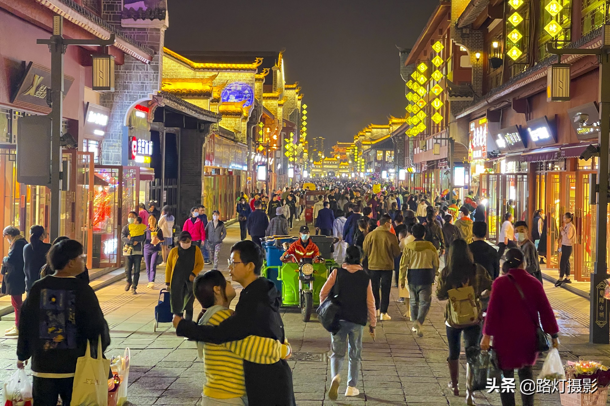 火遍襄阳的网红美食，小两口靠卖饼月入10万，什么饼卖得这么火？