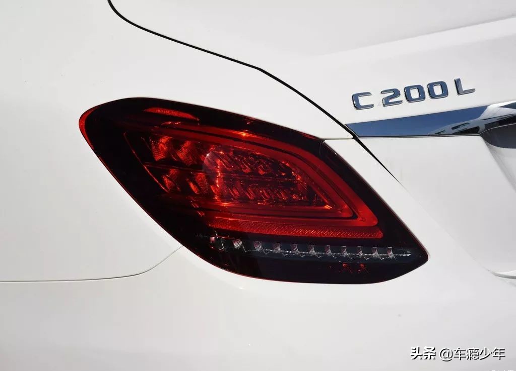 30.78万起！新款奔驰C 200 L上市，这回宝马3系全面胜出？