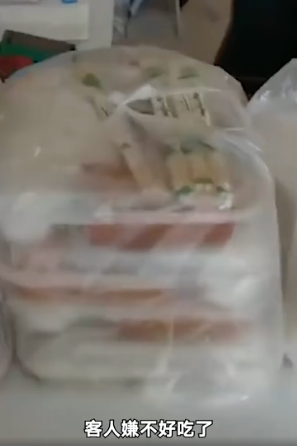 嫌不好吃？滞留内蒙古游客扔掉免费午餐，让一线工作人员心寒啊