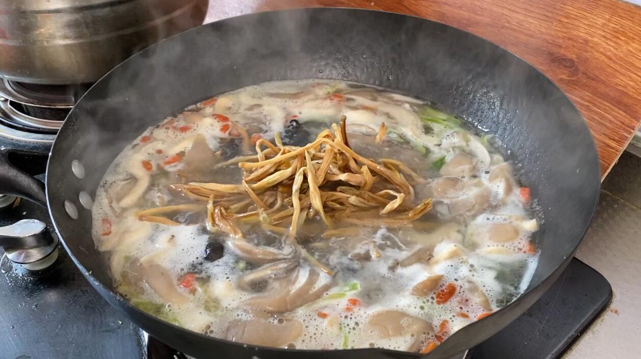 5月不要错过这道蘑菇汤，简单一做，鲜香美味，好吃到停不下来