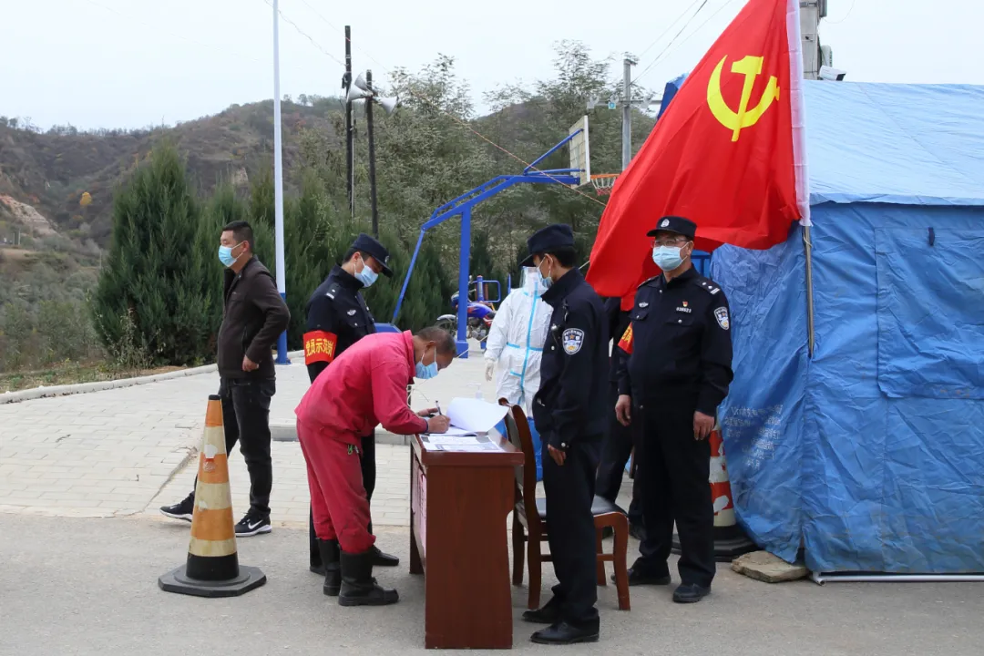 甘泉公安：抗疫一线党旗红 勇担使命践初心
