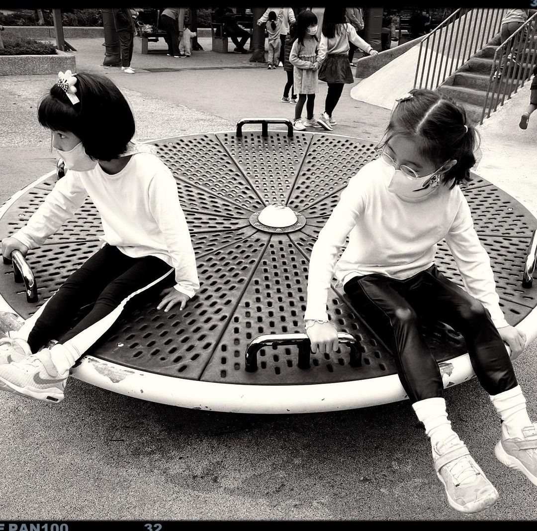 修杰楷骗俩女儿爬上山顶，咘咘波妞说了近200次“好累”却仍坚持