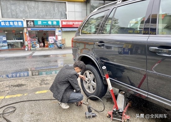 轮胎作业</p><p>　　北欧旗舰SUV-XC90更换固特异轮胎小记 御乘系列不止静音