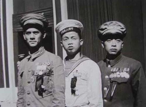 1949年开国大典，粟裕带一位副科长参加，陈毅亲自向主席介绍