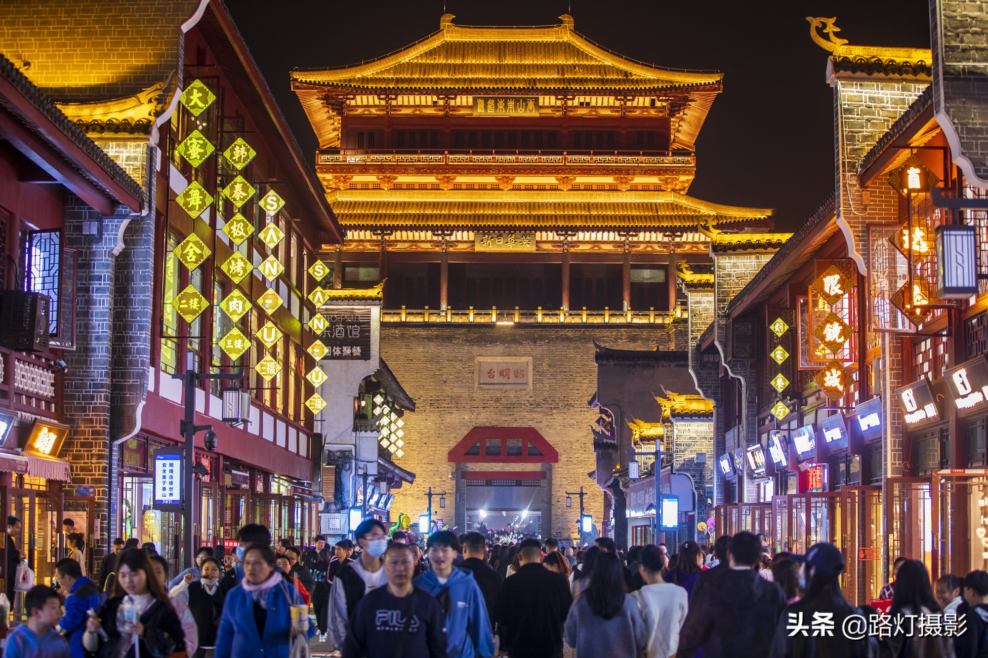 火遍襄阳的网红美食，小两口靠卖饼月入10万，什么饼卖得这么火？