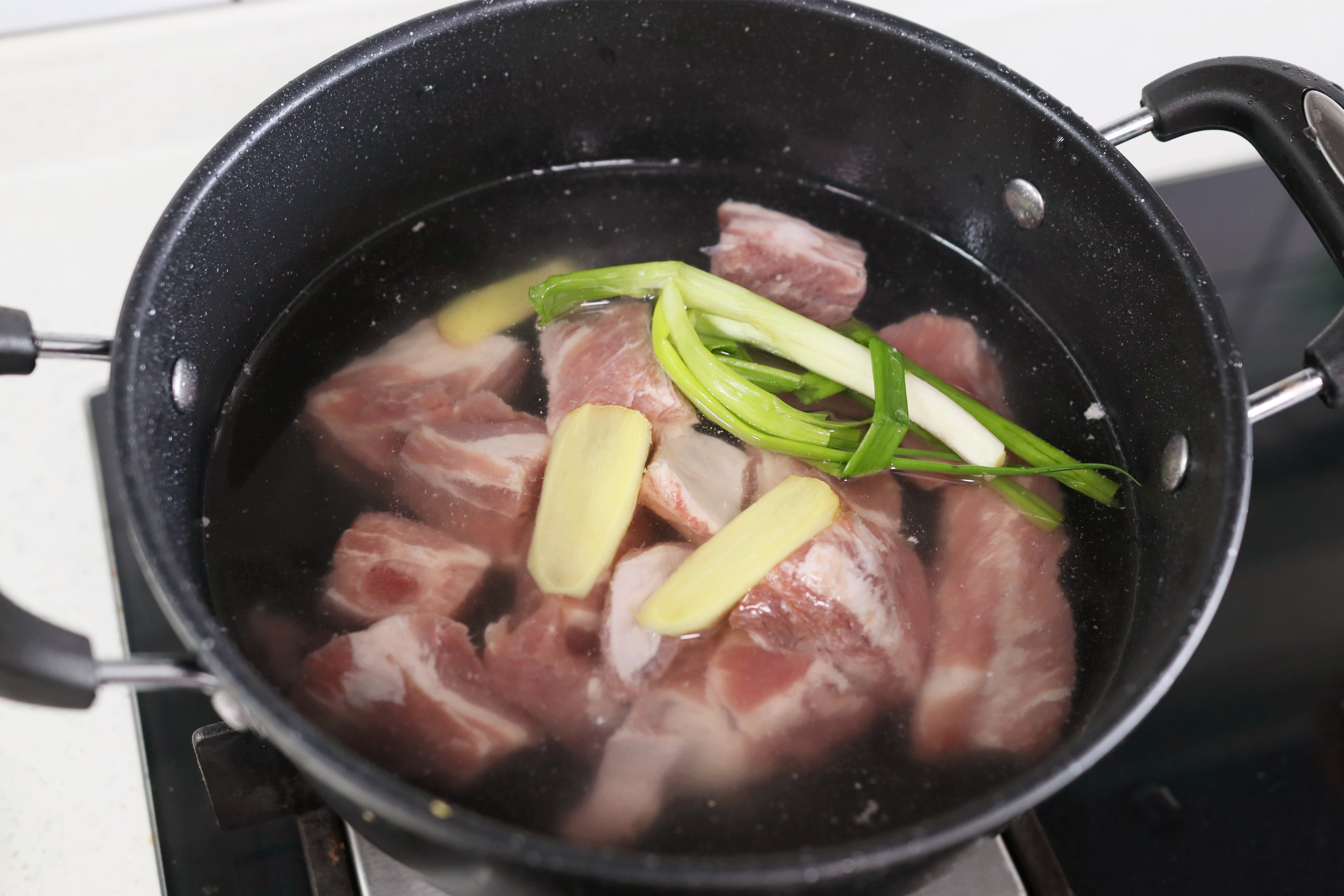 煲汤炖排骨，调味料不能乱用，只用一味料就行，肉味足汤鲜美