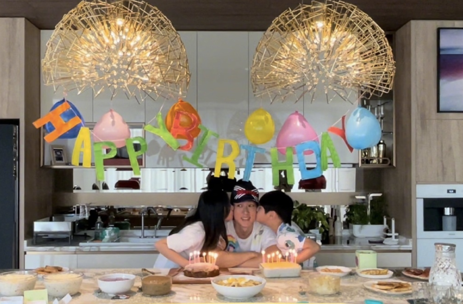 吴尊一家四口同庆生，捐献1000套防护服，称助人是最好的礼物