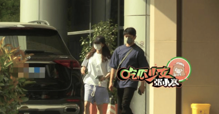 吴奇隆一家三口逛超市，刘诗诗推着婴儿车，步步肉嘟嘟萌态十足