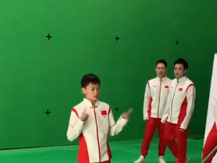 全红婵拍宣传片画面曝光，无力摇动双手太萌，师哥在后面鼓掌打气