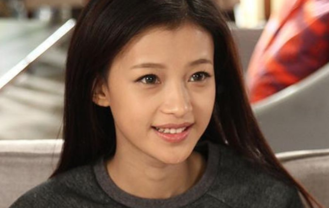 在经纪人的帮助下,孙怡参演了《爱情上上签》,正式在娱乐圈出道.