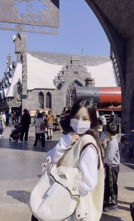 李小璐带女儿打卡环球影城，母女俩同步秀高抬腿，同款发型像姐妹