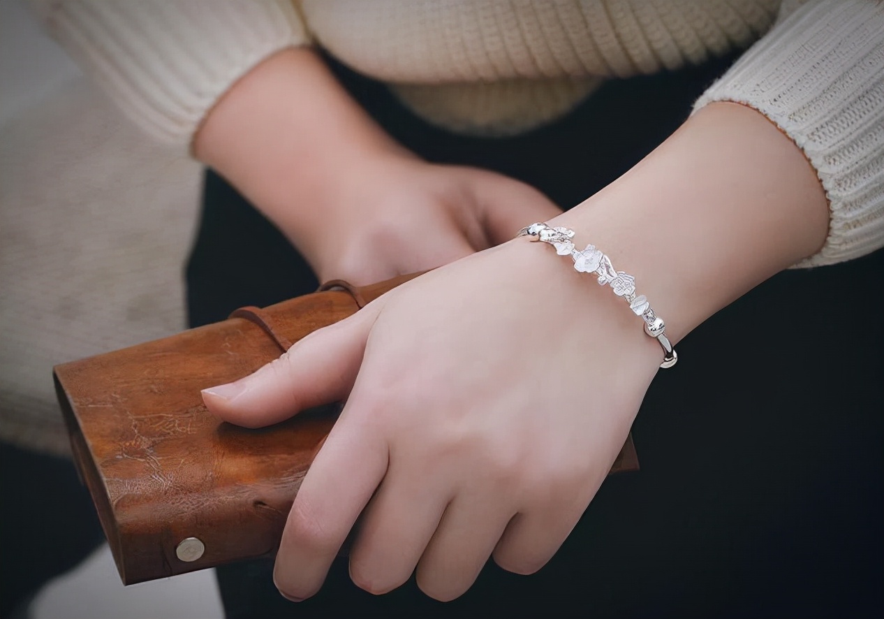 女人长期戴"银手镯",真的对身体好吗?