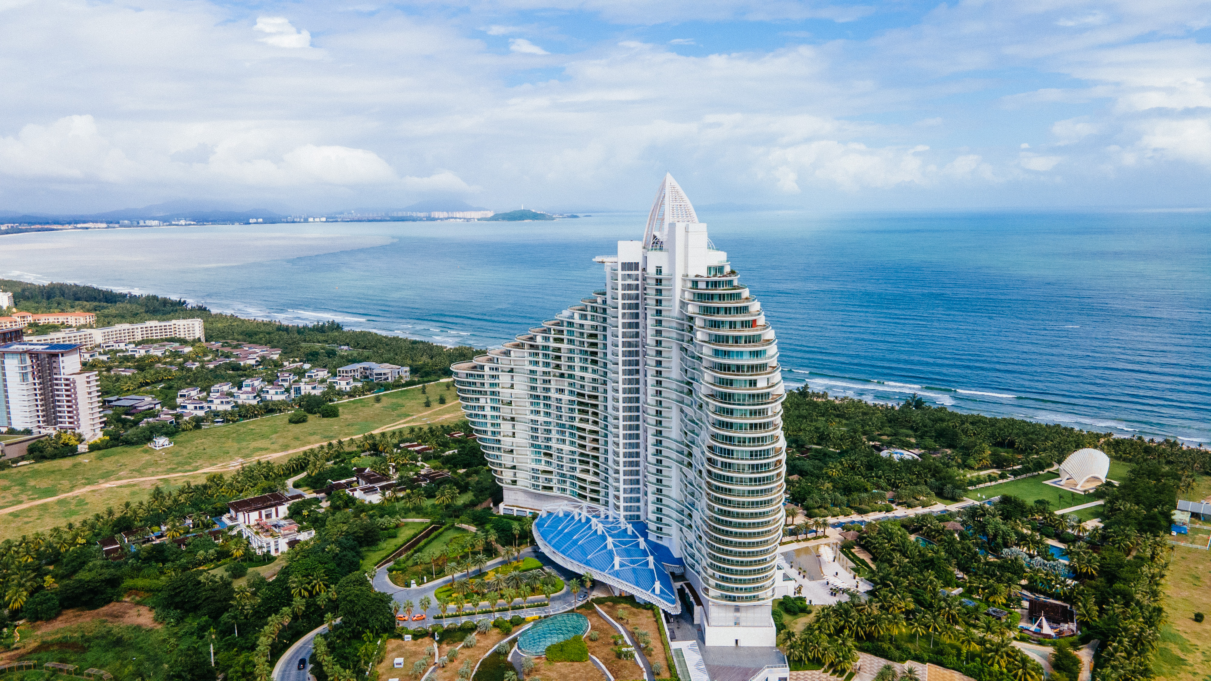 旋的海棠湾,建筑外型与迪拜帆船酒店一脉相承,被视为三亚新晋打卡之地