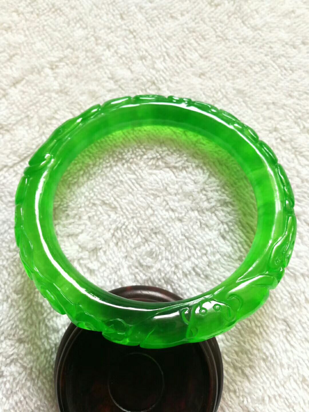 美玉鉴赏——翡翠中的战斗机,龙石种翡翠(掌宽8cm带多大的翡翠手镯)