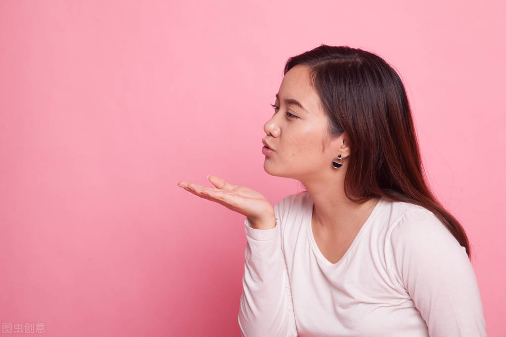 女生不会接吻？教你自然引导她主动吻你的方法