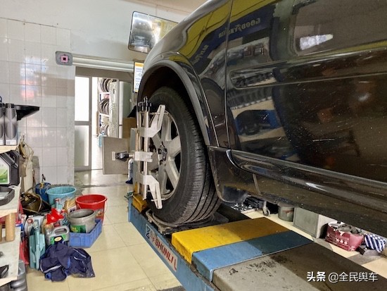 轮胎作业</p><p>　　北欧旗舰SUV-XC90更换固特异轮胎小记 御乘系列不止静音