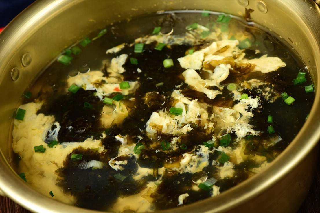 做紫菜蛋花汤，紫菜用不着下锅，教你地道做法，紫菜汤又鲜又香