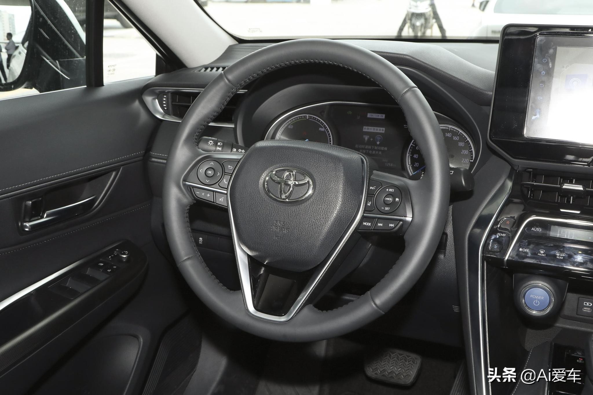 4.5L油耗，丰田新款家用SUV，外观新潮内饰高档，实拍凌放HARRIER