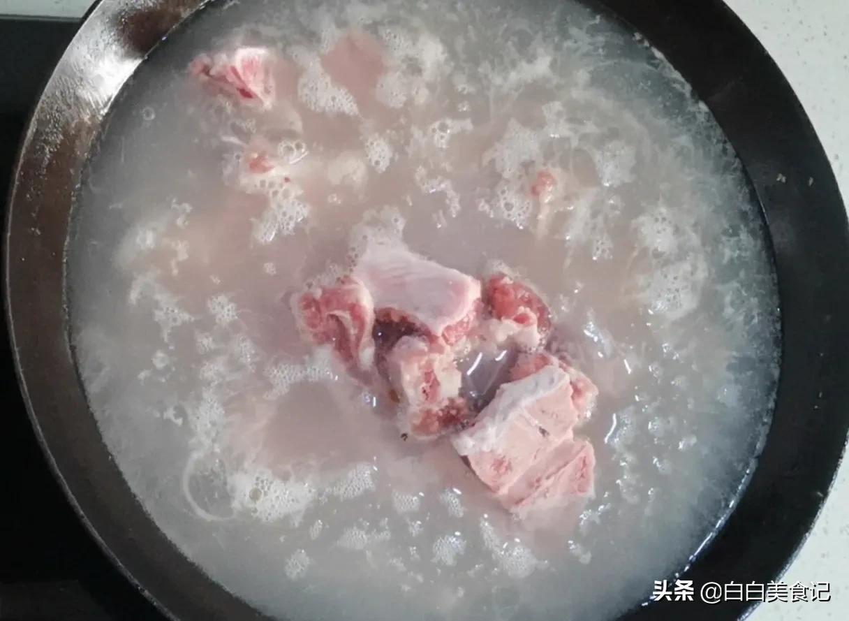 白萝卜排骨汤，砂锅煲可以使食物和汤长时间焖煮使肉烂，汤汁鲜美