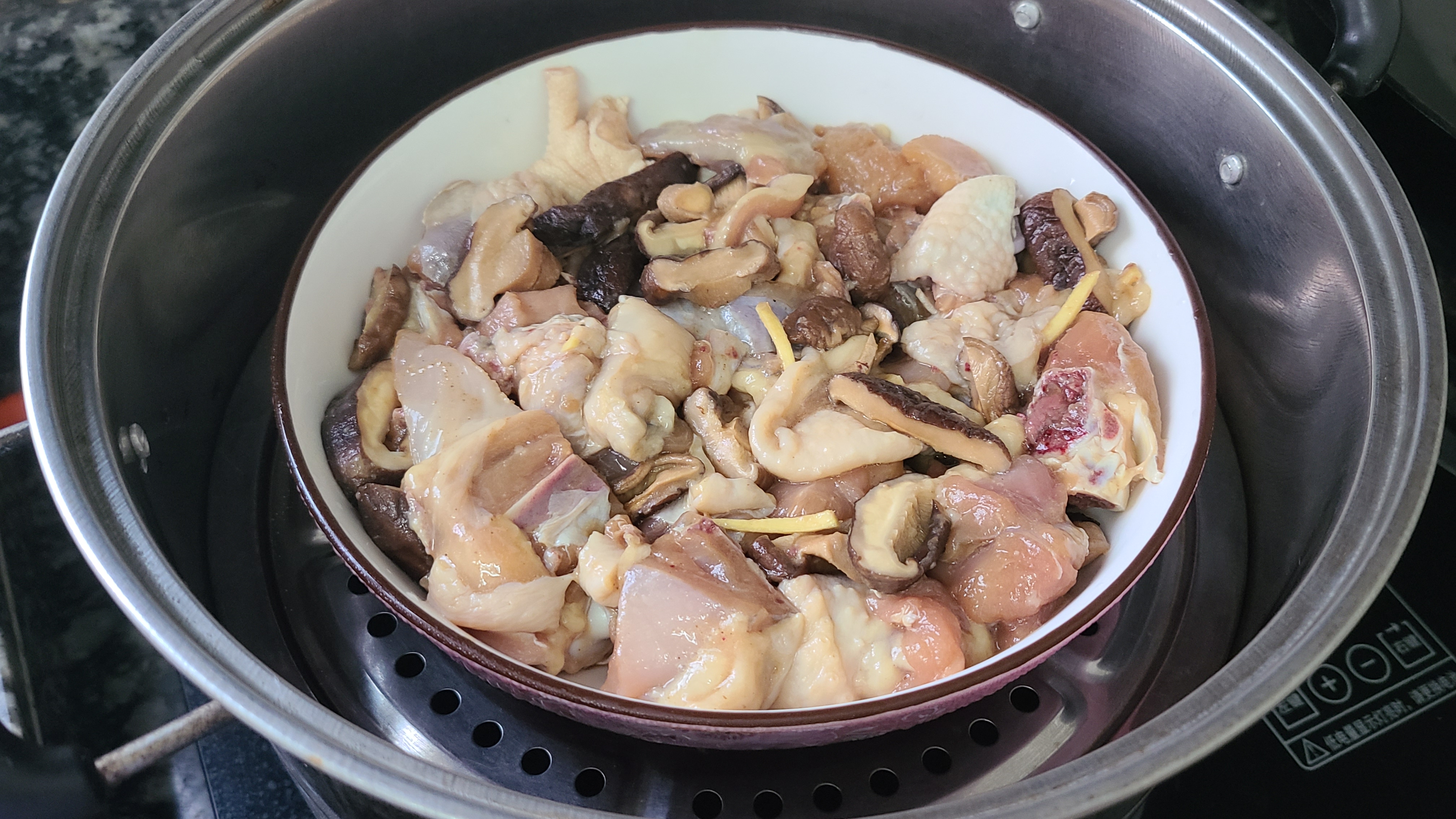 广东人很爱吃的香菇蒸滑鸡，嫩滑好吃，做法简单，看着就馋人