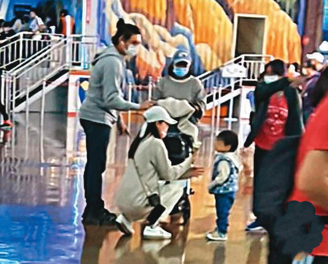 吴奇隆一家三口逛超市，刘诗诗推着婴儿车，步步肉嘟嘟萌态十足