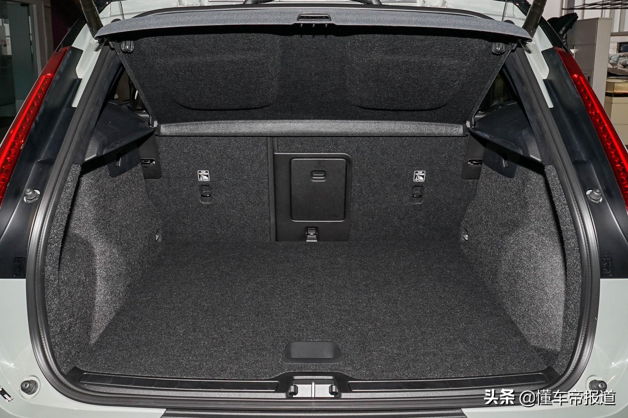 新车 </p><p>　　 沃尔沃XC40 RECHARGE上市，35.7万元