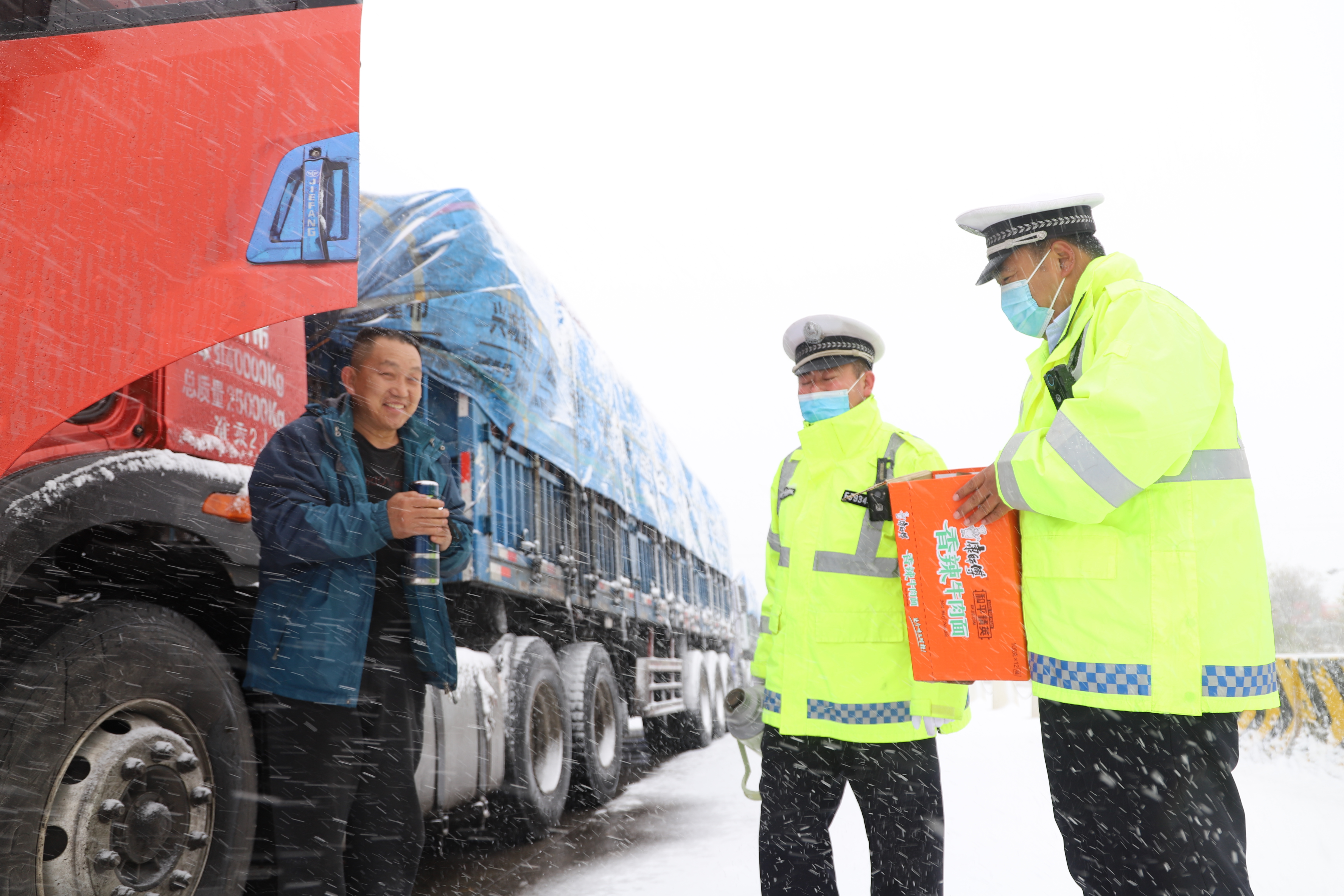 “这泡面吃的舒坦”滨州无棣交警为收费站滞留大货车司机送暖心泡面